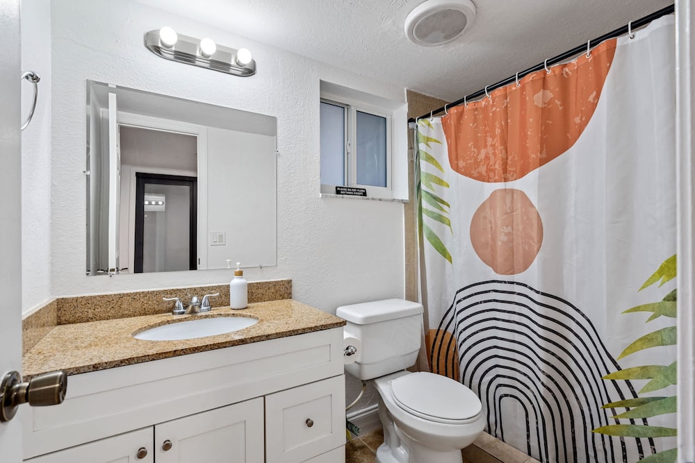 4BR With Private Pool and Game Room - Prime Location