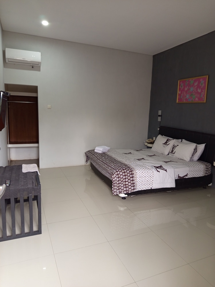 Tulip Guest House & Cafe