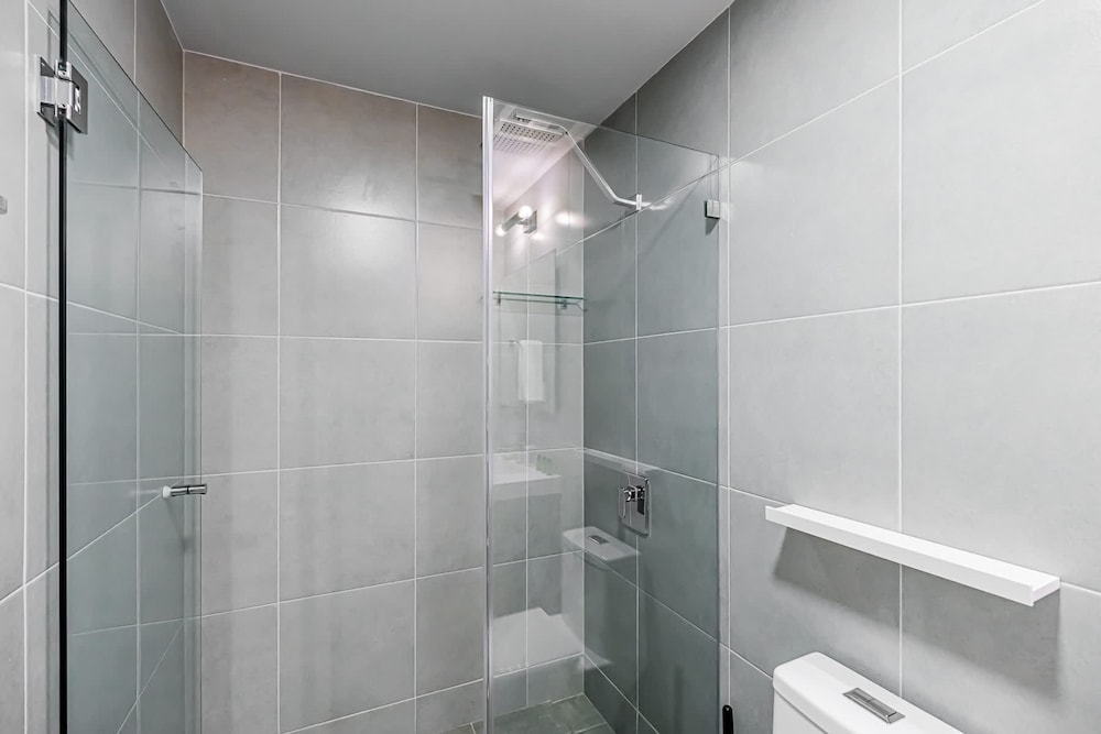 w Trendy 2BR w Balcony in the Heart of Centriqo