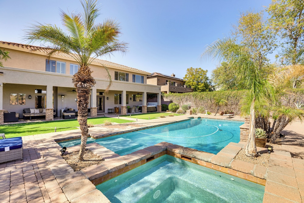 Luxe Mtn-view Mansion w/ Hot Tub in Phoenix!