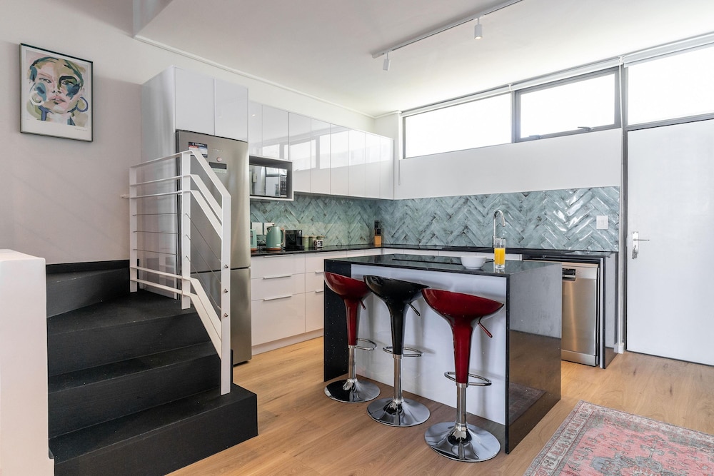 Urban Palette - Modern Artistic Green Point Apt