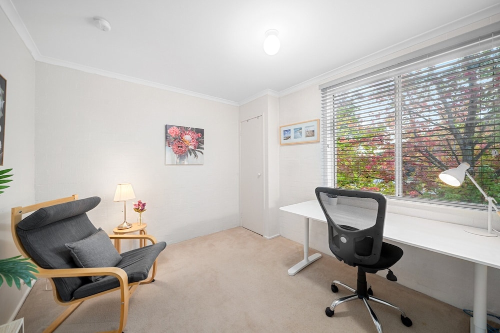 Stylish 1-bed Stay With Balcony & Study