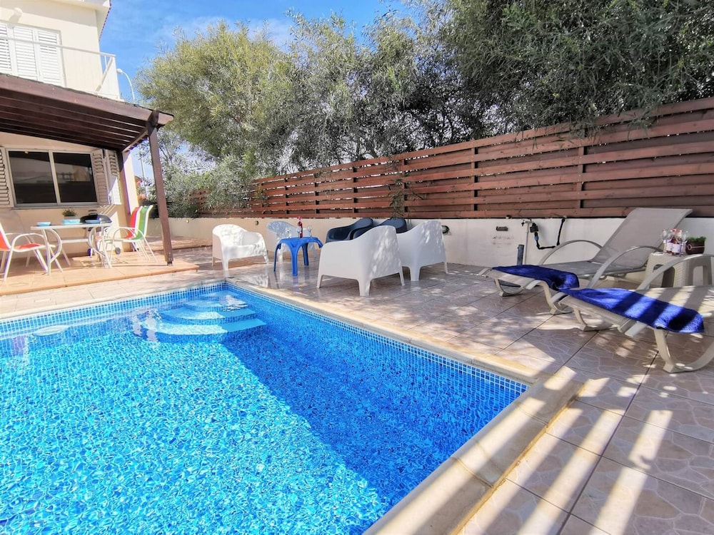 Sobella Villa - 3 Bedroom Villa With 10 x 4 Pool