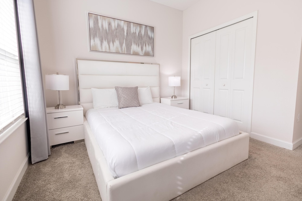 8967 CC - Cozy 5 Bed Home With Private Pool