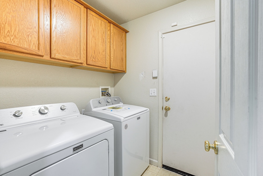 17 Mi to Napa: Spacious Vallejo Family Home!