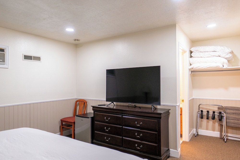 Road Creek Inn