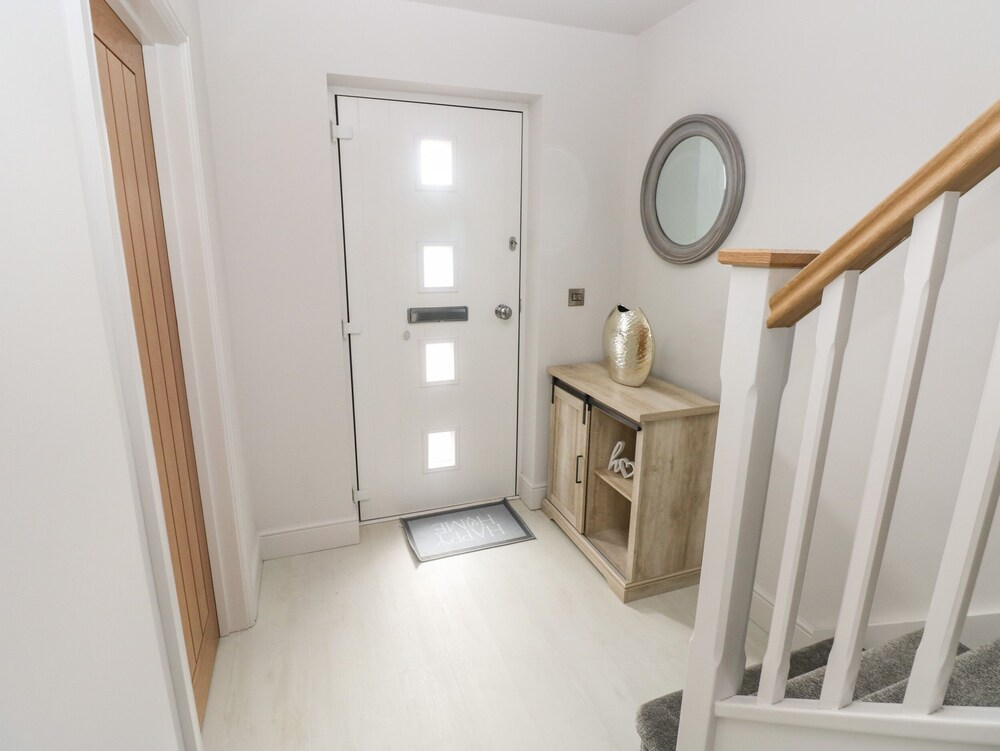 Lunaroxx, 6 Meadow Gardens, Kilgetty