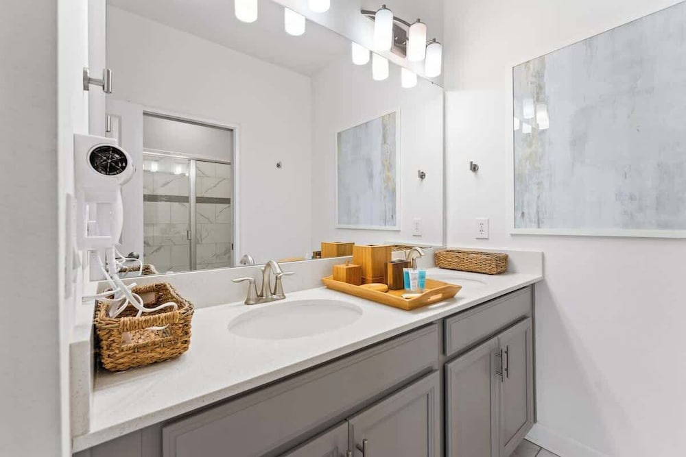 Luxury Decor 6BR at Storey Lake Sleeps 16