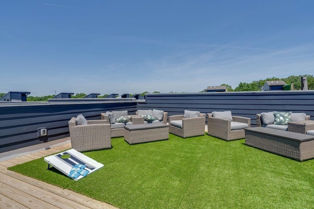 East Nash Oasis - 13 Beds - Going Fast