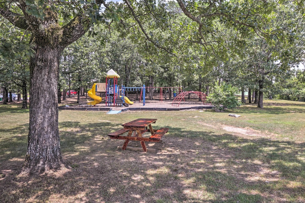 4 Mi to Greers Ferry Lake: Condo w/ Deck & Balcony