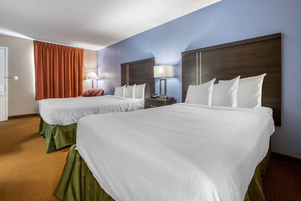 Lancaster Vacations - Rodeway Inn - Property Image 1