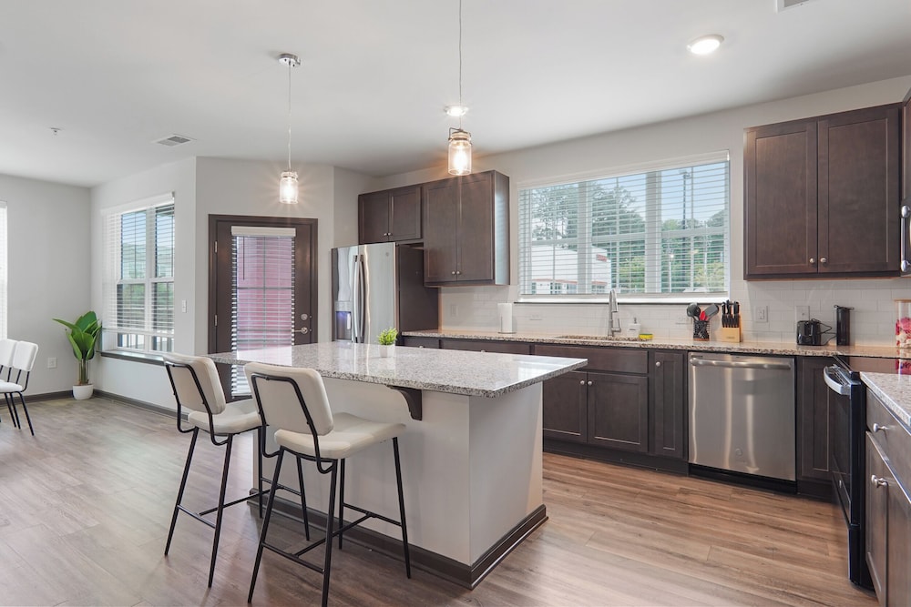 Luxe King 3BR Suite in North Raleigh