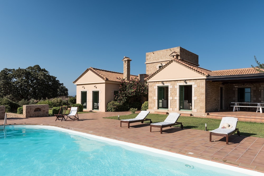 Self-catering Luxury Stone Holiday Villa With Infinity Pool and Panoramic View view 3