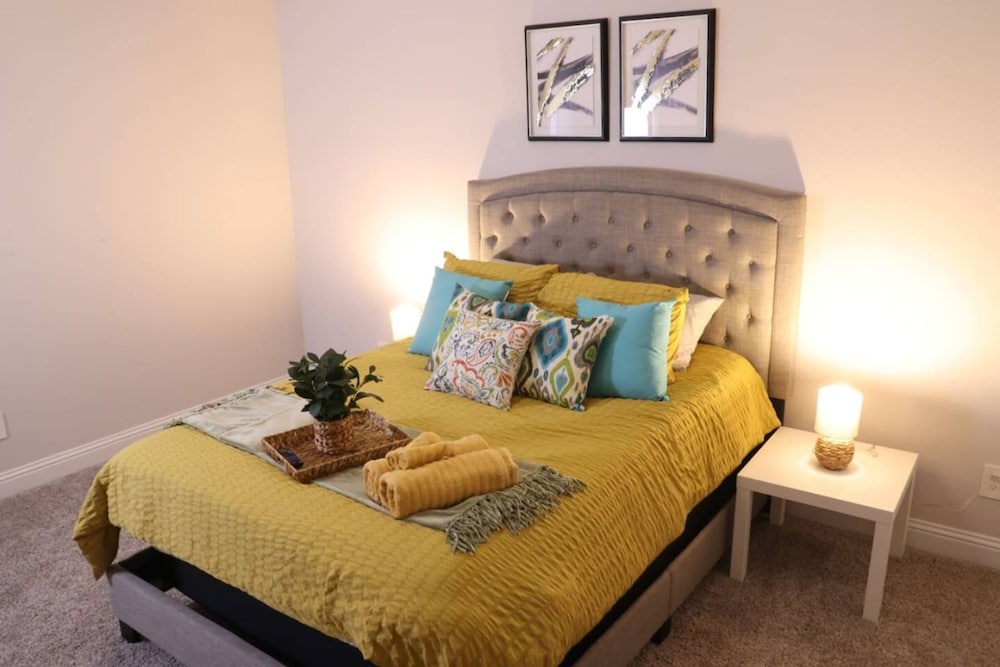 Spacious Home w Putting Green -for Extended Stays