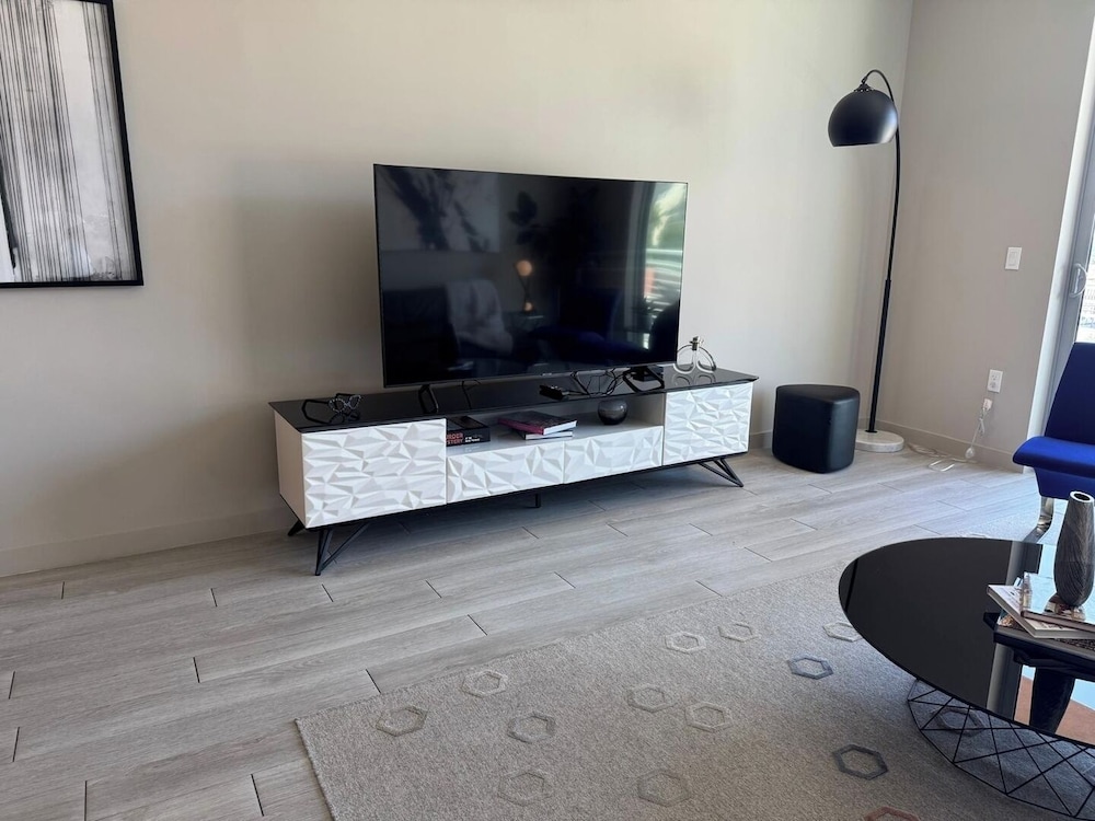 Chic 2BR Downtown Fort Lauderdale Apt w/ Pool