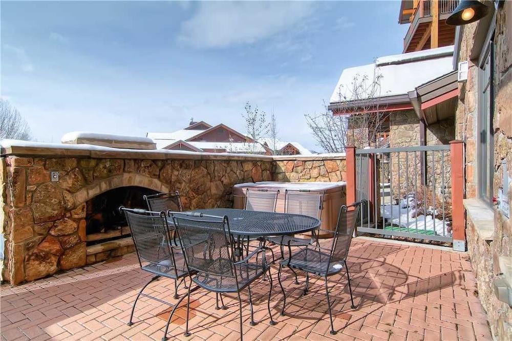 5112 Emerald Lodge, Trappeur's Crossing Apartment 2