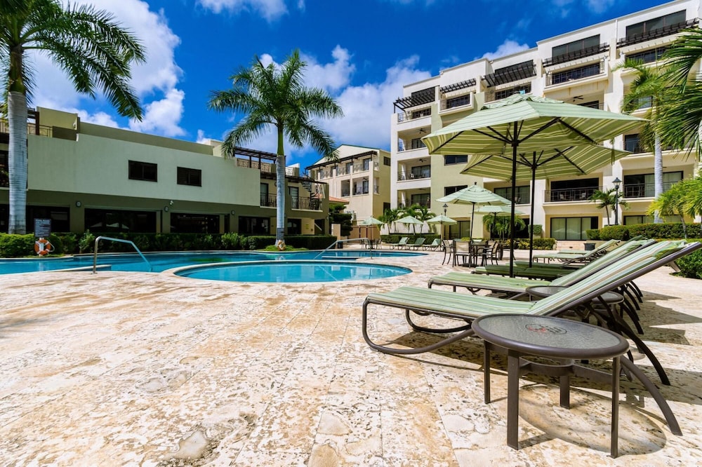 Beautiful 1BR Condo w Large Balcony in Palm Beach