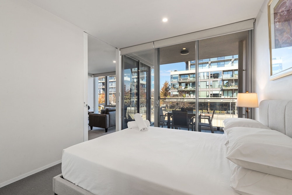 Spacious Lakefront Apartment With Pool Access