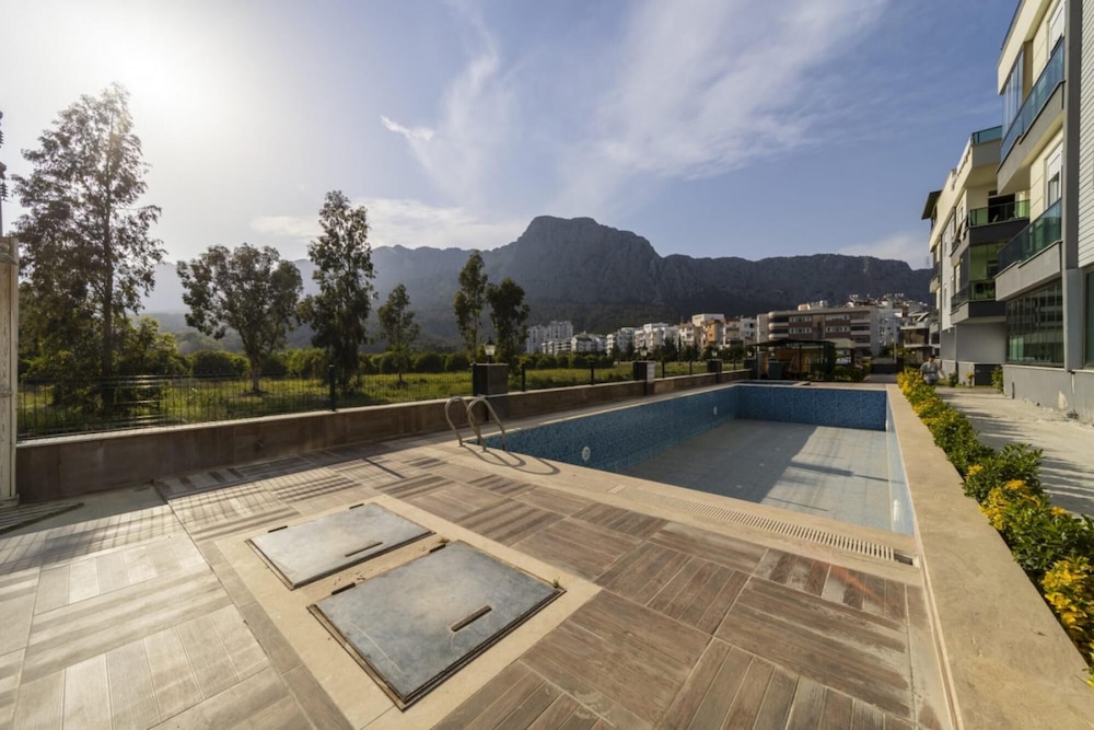 Flat With Shared Pool and Balcony in Konyaaltii view 2