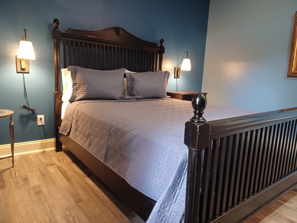 Natchez Manor Bed & Breakfast