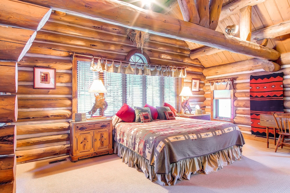 Bear Lodge 6 Bedroom Home by RedAwning