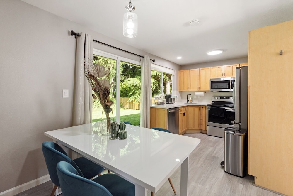 Cheerful Kirkland Home w/AC Big Yard, Walk to Beach