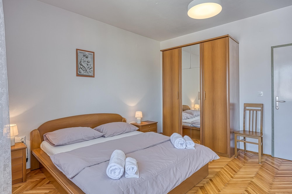 Enolabee Harbour View Apartment