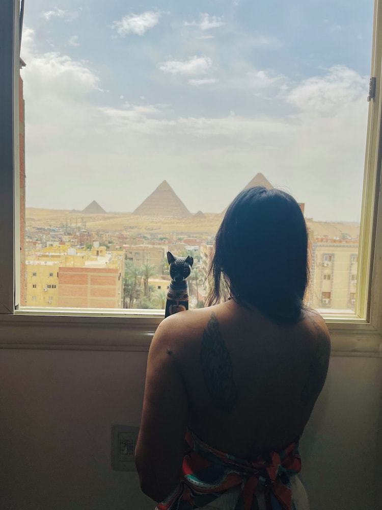 Bastet Pyramids View Inn