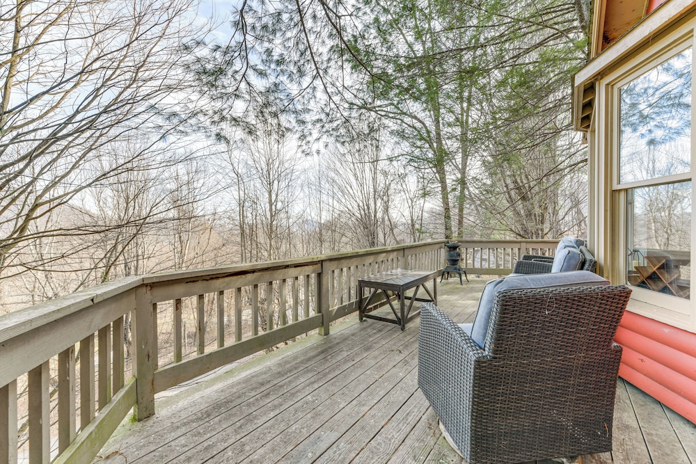 Hot Tub & Mountain Views: Waynesville Retreat!