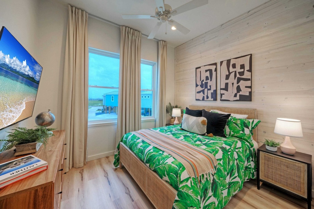 2 Homes, Sleeps 22 2 Private Pools, Firepit, Steps to Beach Boardwalk Access