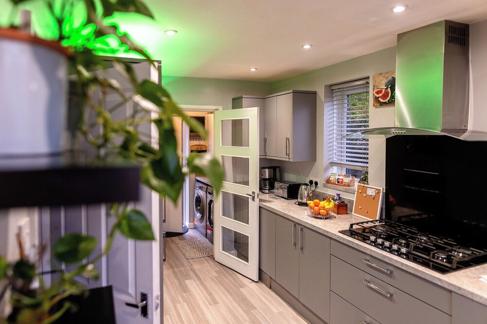 Beautiful Wythenshawe Home Near Airport With Garden & Parking Sleeps 5