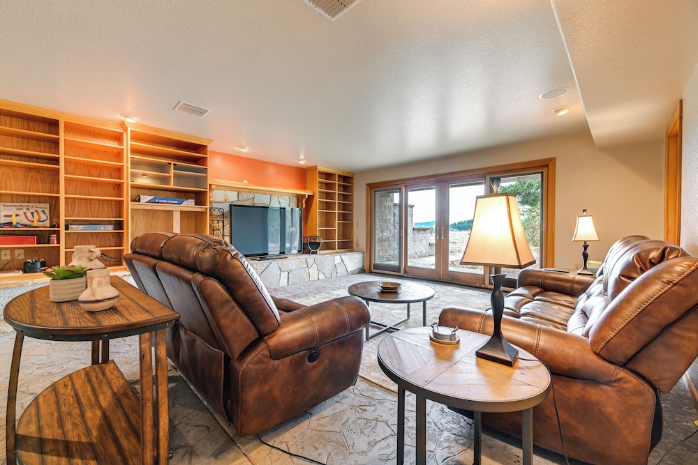Vineyard Farmhouse in Oakland w/ Hot Tub!