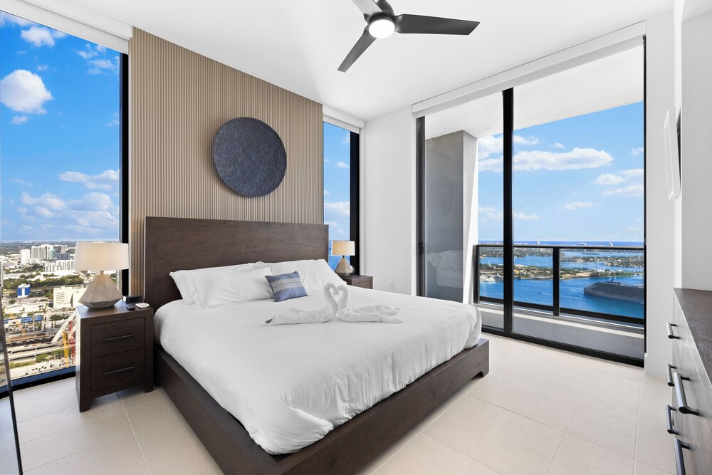 Lux Studio W City Views and Pool