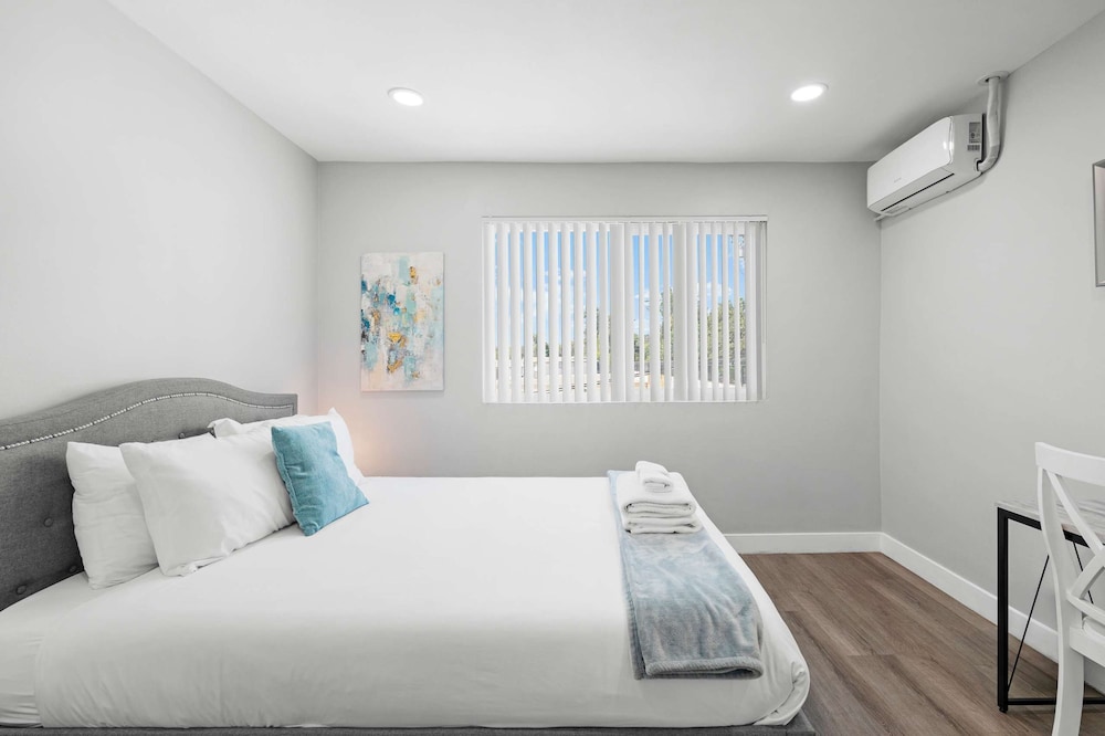 Chic Modern Stay w Patio Near LA Best Sights6