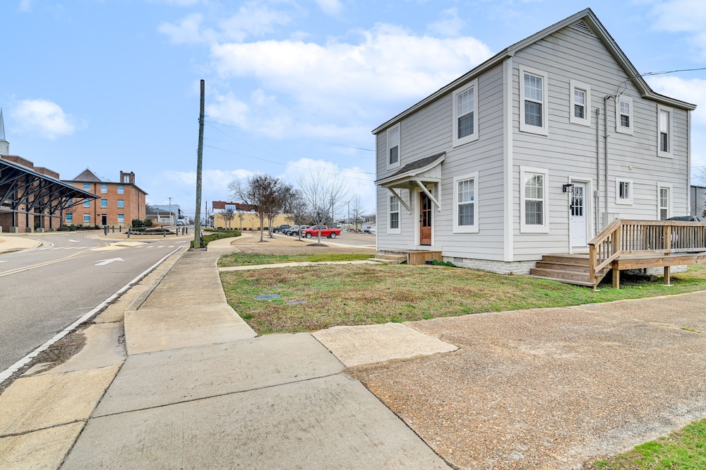 Charming Abode ~ 2 Mi to Mississippi State Campus! view 5