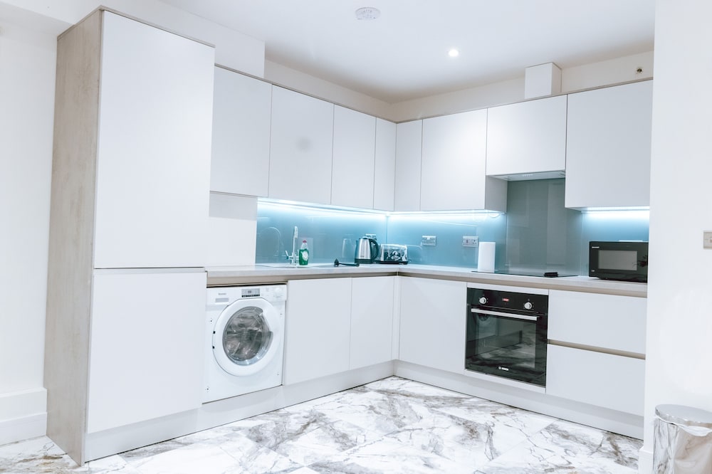 Inviting 1 Bed Apartment in Purley view 4