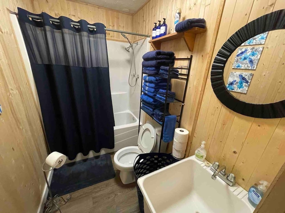 Ellis House Trail Lodging Sleeps 16