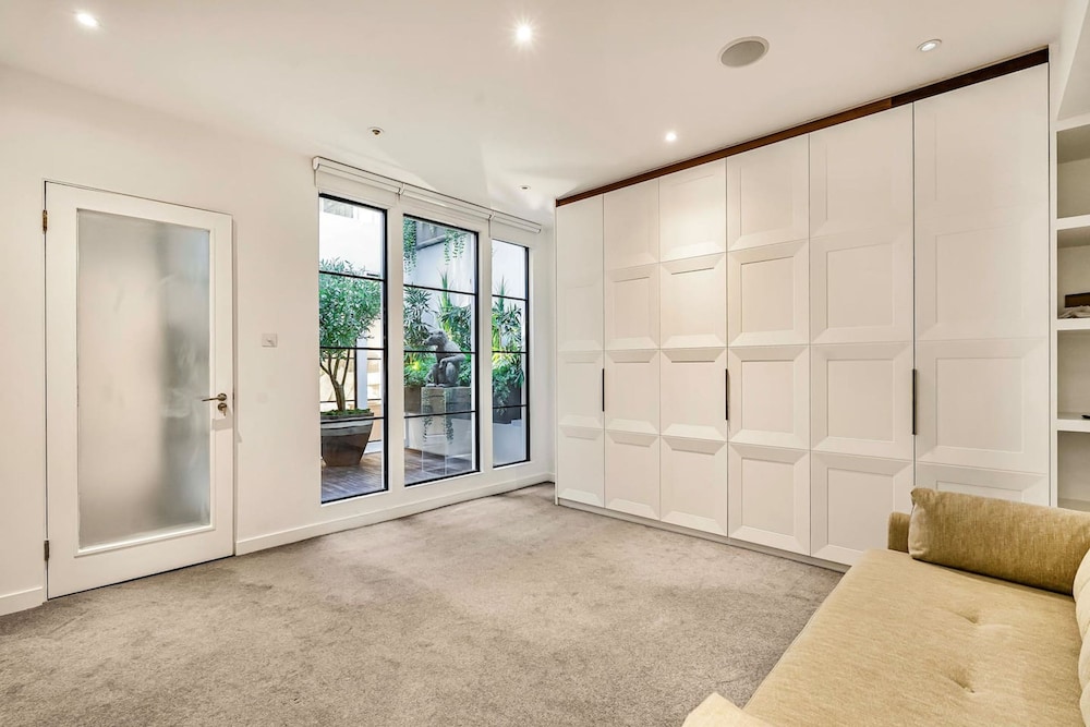 London Mews Home w Glass Atrium Terrace