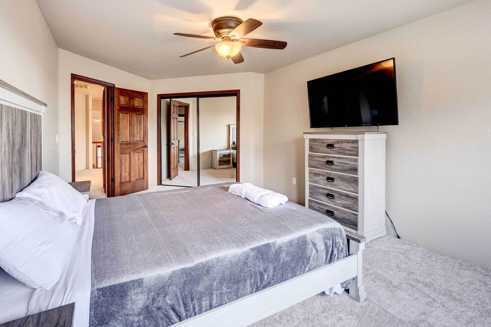 Chic Medford Retreat - Outdoor Pool & Sauna! view 3