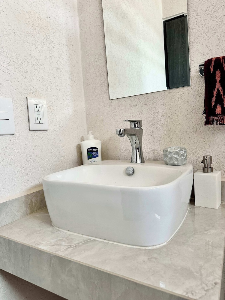 Private Jacuzzi and Pool 2 Level House