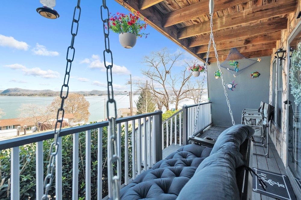 Beautiful Lakeview Chateau With Stunning Views 3 Bedroom Home