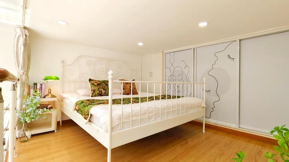 Shanghai Hills & Aromahome Modern Cottage Home Retreat