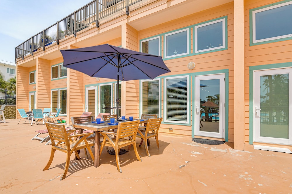 Walk to Beach: Pool-view Condo in Galveston!
