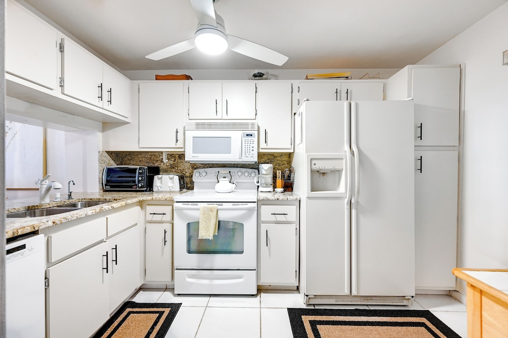 Waterfront Marco Island Condo < 1/4 Mi to Beach!