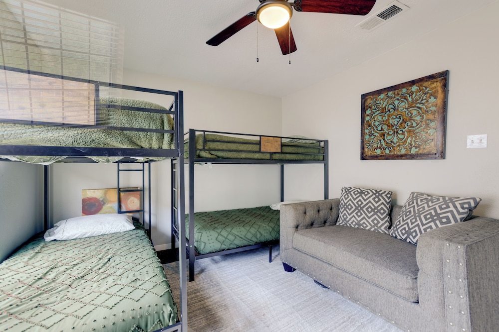 4 Mi to Iah: Suburban Houston Townhome