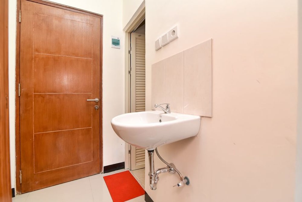 RedDoorz near Gatsu Barat Denpasar