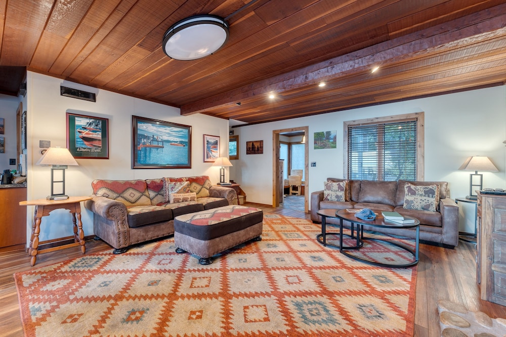 Lakefront Haven by Avantstay Minutes to Ski Resorts Private Dock Boat