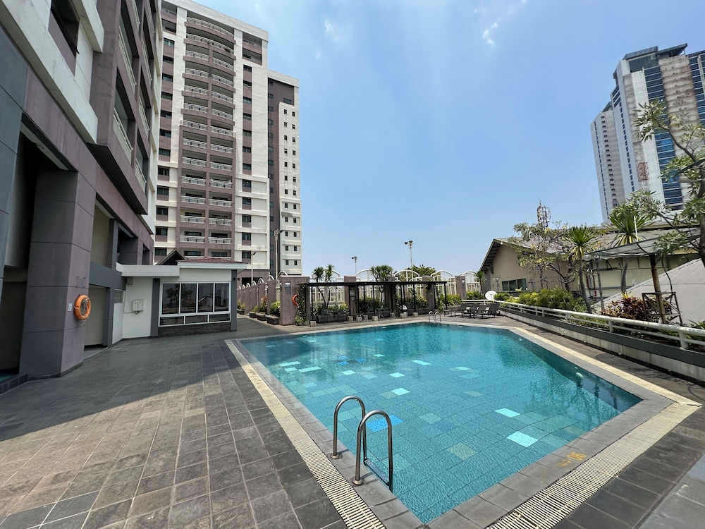 Modern Look With Wooden Accent 3Br At Kondominium Puncak Marina Apartment