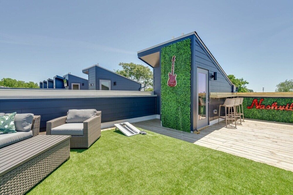 East Nash Oasis - 13 Beds - Going Fast