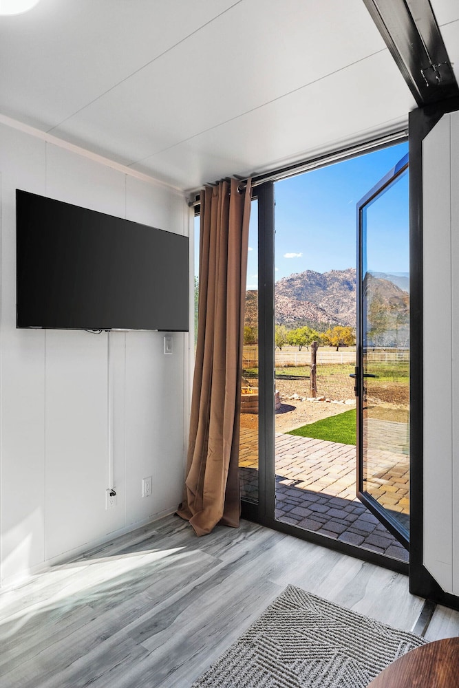 Zebra Ranch 2-br Tiny Home Mtn View Trails Brbq